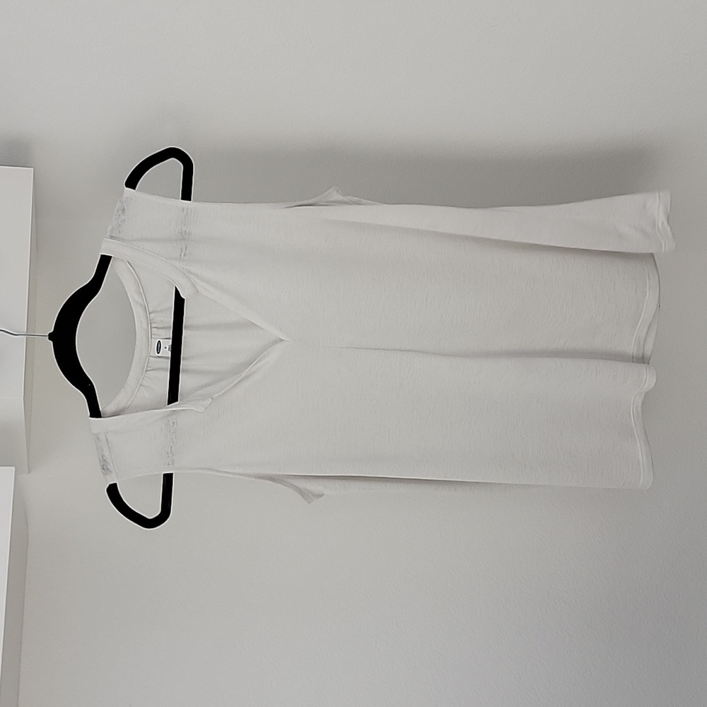 Old Navy White V Neck Sleeveless Shirt - Medium